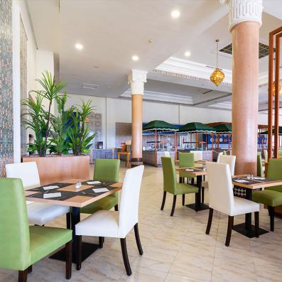 table avec couverts et chaises