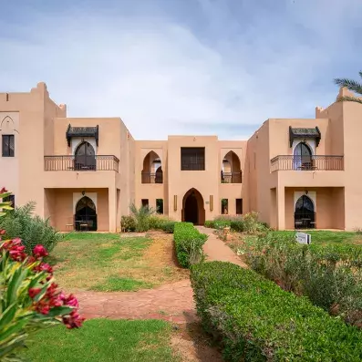 immeuble des chambre avec une vue sur jardin et un ciel bleu au fond