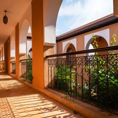 terrasse donnant sur le patio, décoré avec des arcs et un rempart en fer forgé