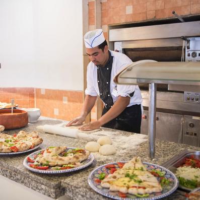 cuisinier préparant pâte à pizza