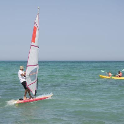 personne faisant de la planche à voile