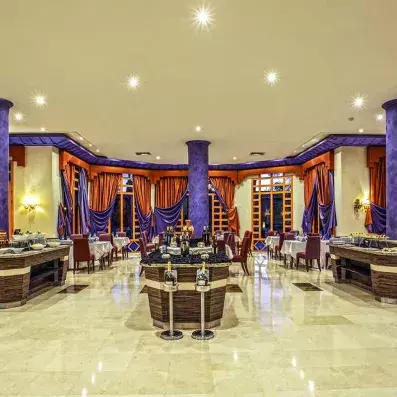 restaurant avec tables et chaises