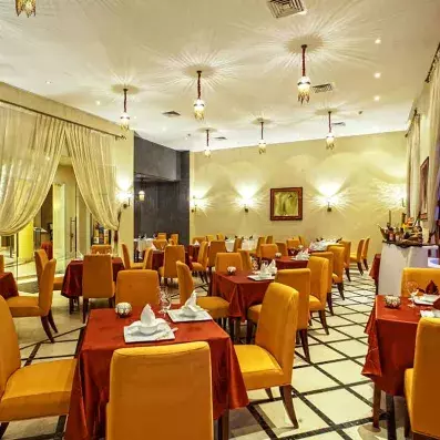 restaurant avec tables et chaises