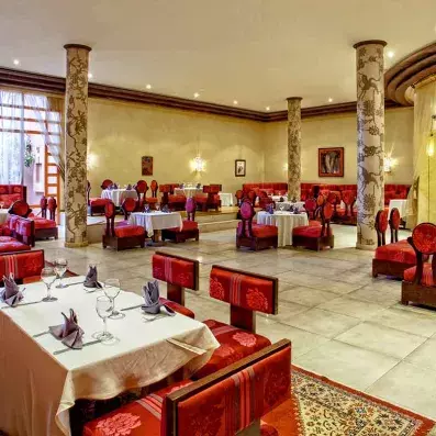 table avec couverts et chaises