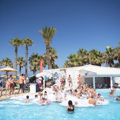 fête mousse dans la piscine