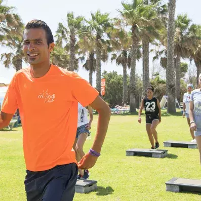 animateur faisant  un cours de step