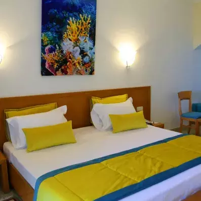 lit avec dessus de lit jaune et bleu