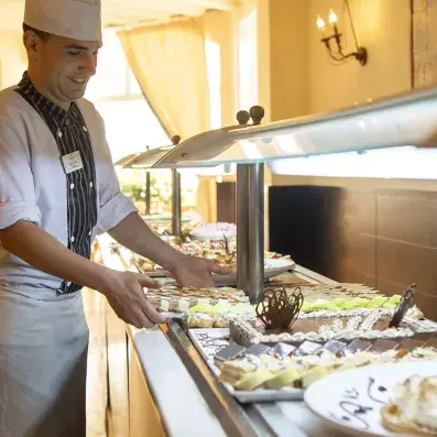 cuisinier devant le buffet 