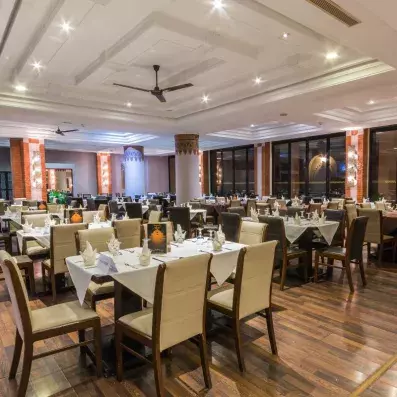 table avec couverts et chaises