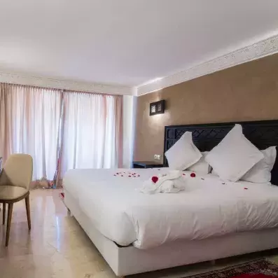 lit double avec table