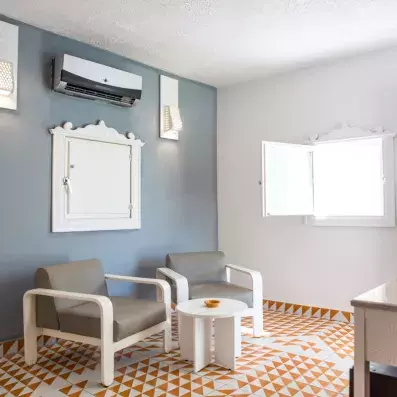 séjour chambre avec 2 fauteuils