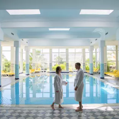 couple devant une piscine intérieure