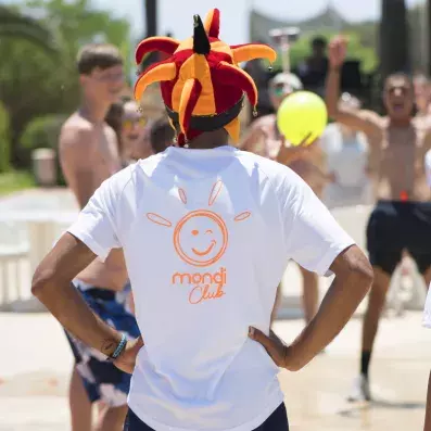 animateur avec chapeau à grelots