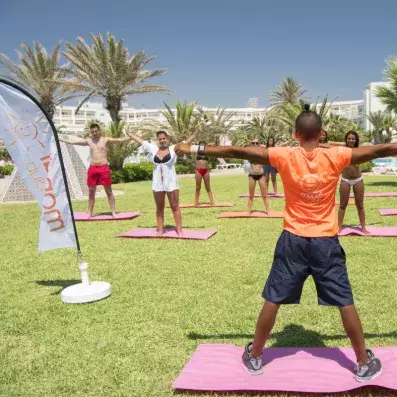 animateur donnant un cours de gym