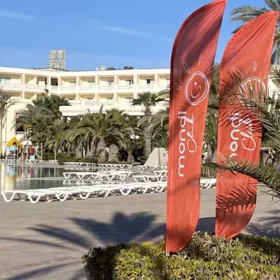 facade hôtel et bannière mondial tourisme orange