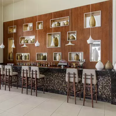 bars avec chaises hautes