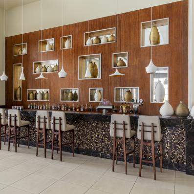 bars avec chaises hautes