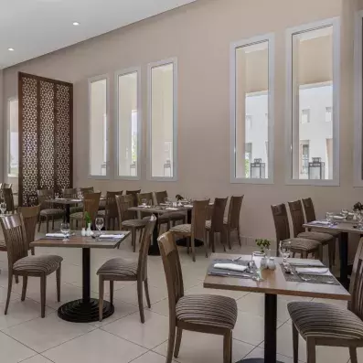 restaurant ton marron avec paravent marron