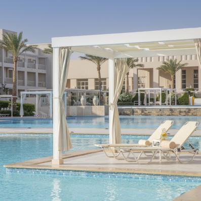 transats et piscine