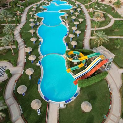 piscine avec toboggans
