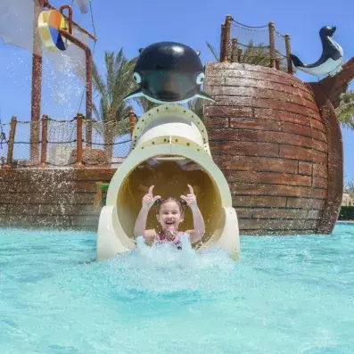 petite fille dans toboggan pour enfant