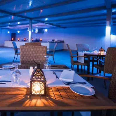 restaurant lumières tamisées avec lampe sur la tabe