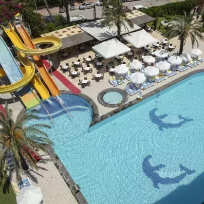 piscine avec toboggans et transats