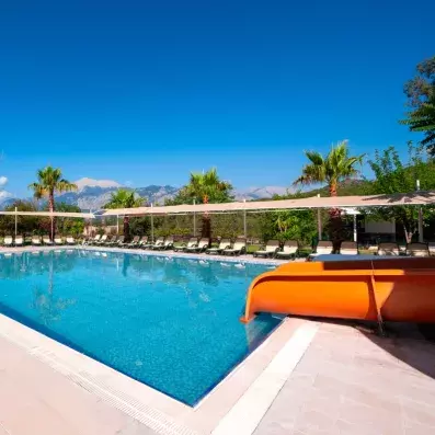 piscine avec toboggans