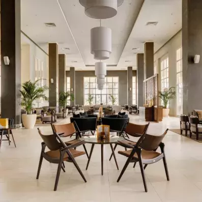 restaurant ton marron plafonniers blancs