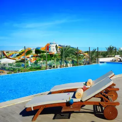 transats devant piscine donnant sur l'aquapark