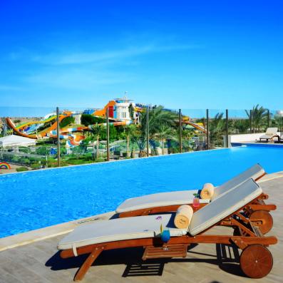 transats devant piscine donnant sur l'aquapark