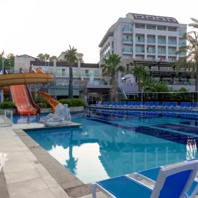 piscine avec toboggans