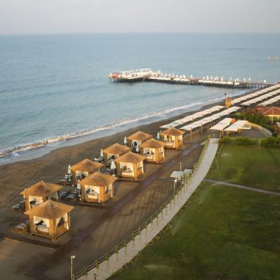 plage avec cabanes