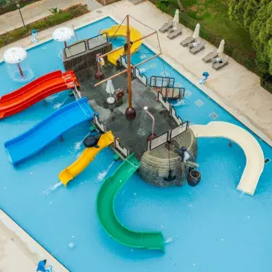 piscine avec bateau pirate 