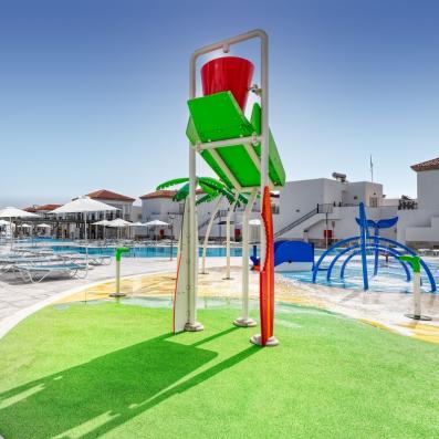 piscine avec jeux aquatique