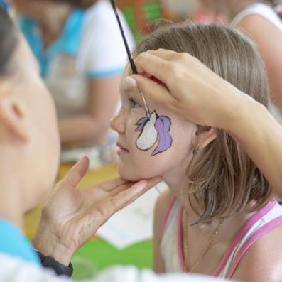 enfant se faisant maquillé