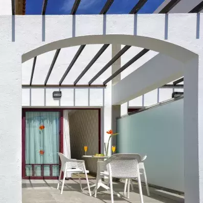 terrasse avec table et chaises