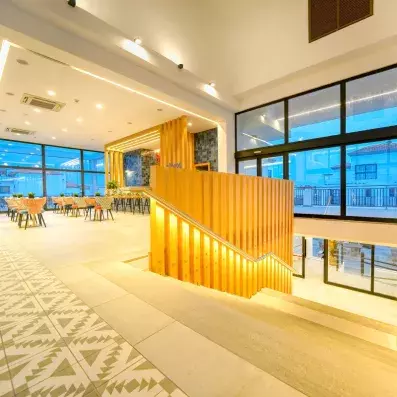 hall d'entrée avec chaises et escaliers