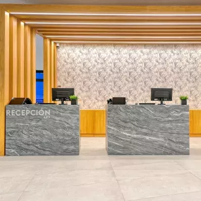 hall d'entrée avec comptoir de réception