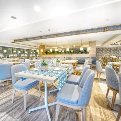 restaurant buffet avec table et chaises