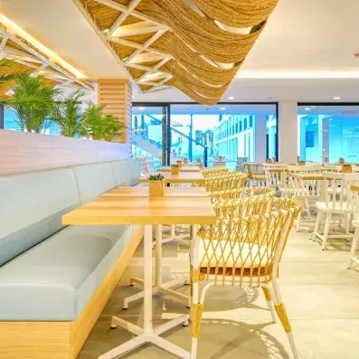 restaurant avec tables et chaises en bois