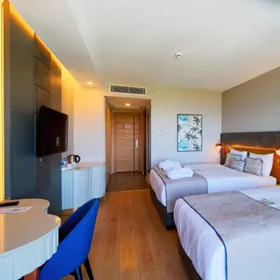 chambre avec deux lits 