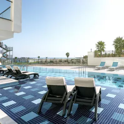 transats face à la piscine extérieure 