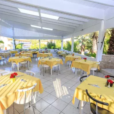 restaurant avec table jaune 