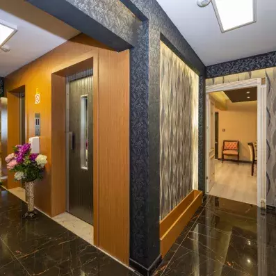 couloir avec ascenseur 