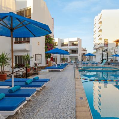 piscine avec transats et parasols