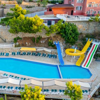piscine avec toboggans