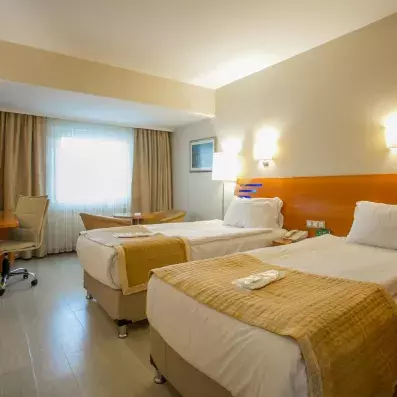 lits simples et fenêtre 