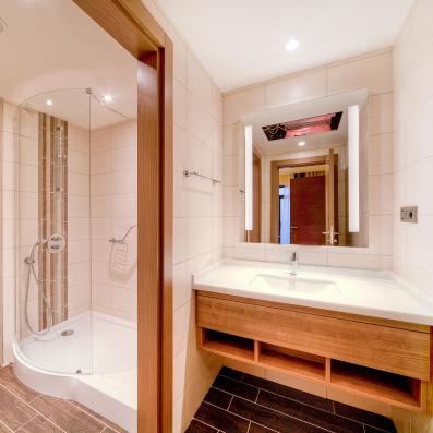 salle de bain avec douche 