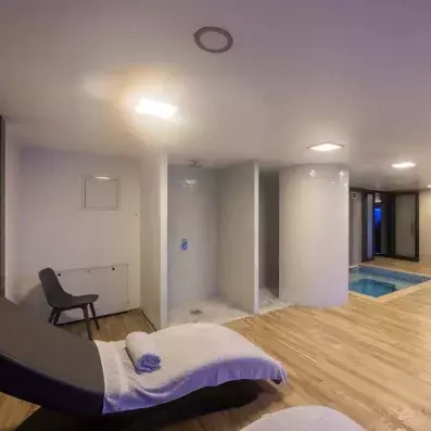 piscine intérieure avec transats 